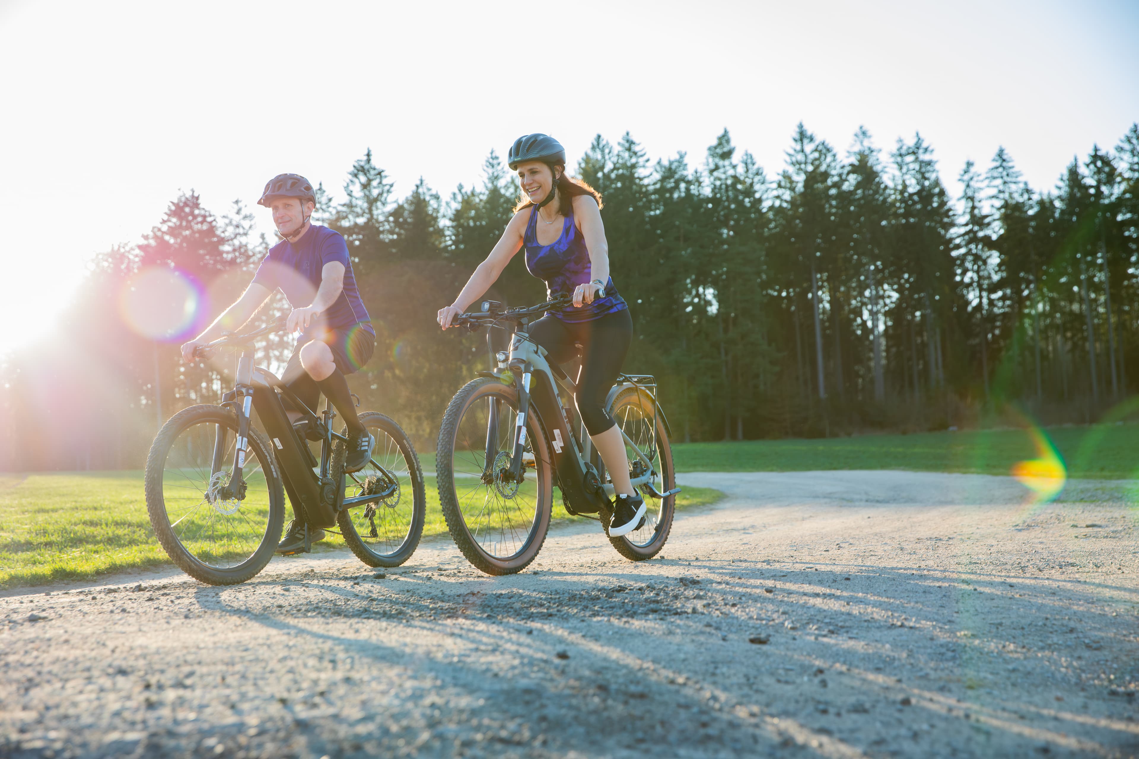 Frau mit Bandage und Hund